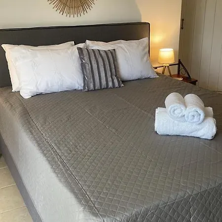 Armyra - With Sea Views & Shared Pool Hotel apartamentowy 4*